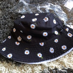 Alice + Olivia Reversible Bucket Hat Daisy Print NWT